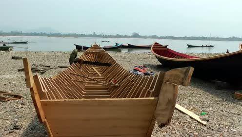 缅甸船匠在河边造木船,过程看着很简单