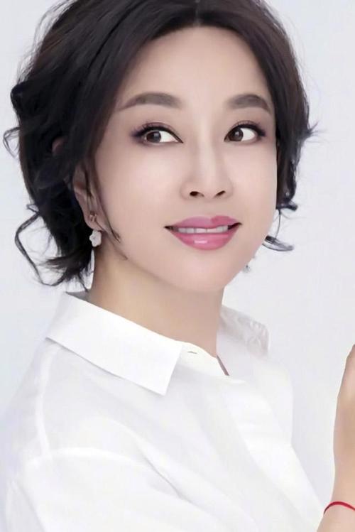 刘晓庆是中国影坛的一颗耀眼的明星,她凭借着自己的才华和美貌,在上个
