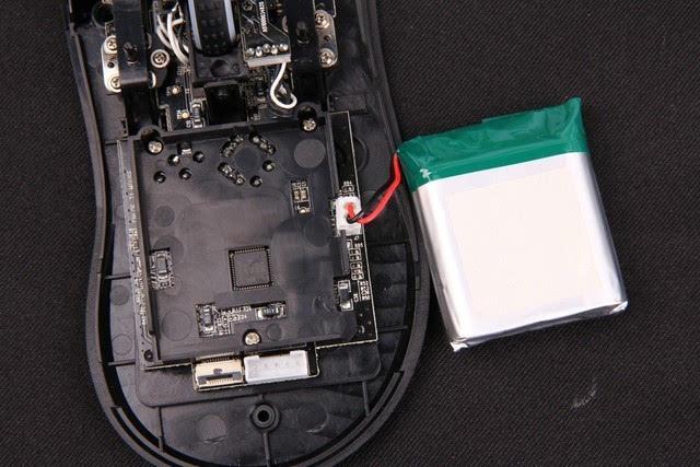 雷蛇曼巴眼镜蛇2015幻彩版游戏鼠标电池通过可拆卸插座连接.