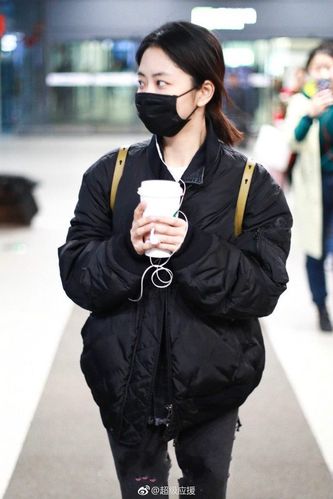 谭松韵戴口罩素颜现身机场拿热咖啡暖手,网友:换的新发型真好看