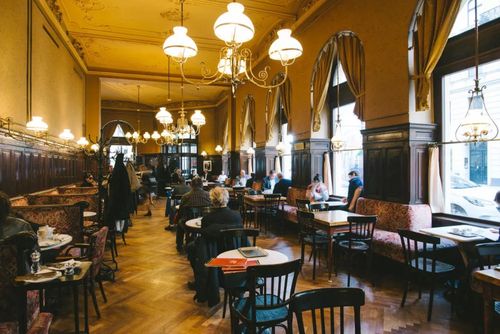 在维也纳逛累了,我们可以去找一间温暖,古旧的老式咖啡屋歇歇脚.