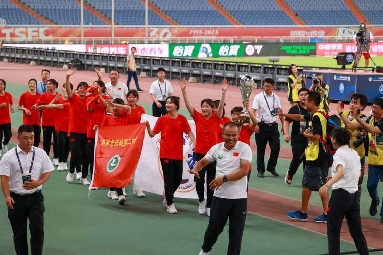 济南历城二中女足队夺得2023年世界中学生足球锦标赛冠军