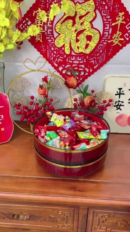 新年快乐枣红色的糖果盒精美大方层数多过年装年货