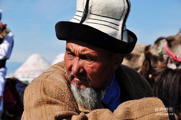 不知道这位眼神凶悍的老大爷是哈萨克族还是柯尔克孜族