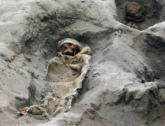 古时候用孩子祭祀大海海边挖出227具儿童骸骨
