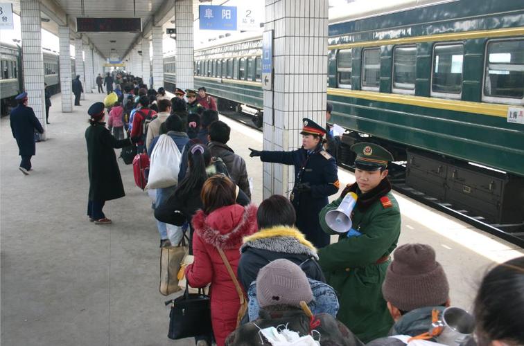 是90年代阜阳火车站的场景