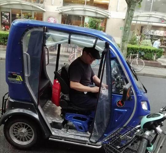 上海现在的有棚残疾车类汽车,但内部空间狭小,左右两侧的视线并不是