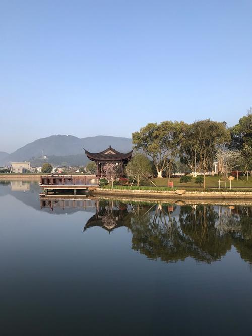 写美篇东谷湖景区位于浙江象山县城丹城镇东,原是一个水库,位于群山
