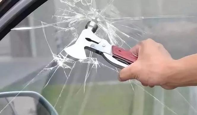 安全锤敲击玻璃的哪个部位,安全锤砸玻璃-妙妙懂车