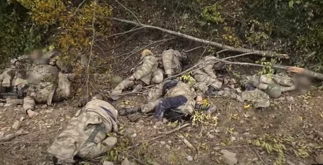 阿塞拜疆卡车装满尸体,将大量尸骸扔进巨坑掩埋,尸体不是阿军士兵?