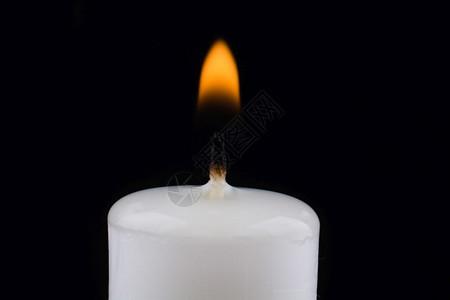 蜡排骨汤黑色背景上燃烧的白蜡烛背景
