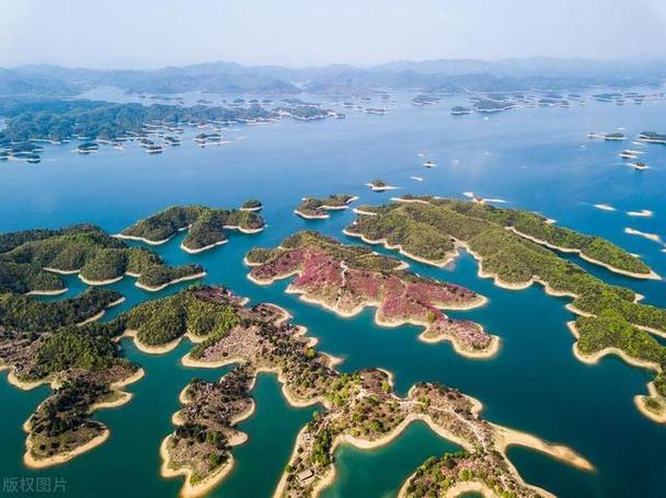 千岛湖位于淳安县境内腹地,是国家级风景名胜区,全国首批aaaa级旅游区