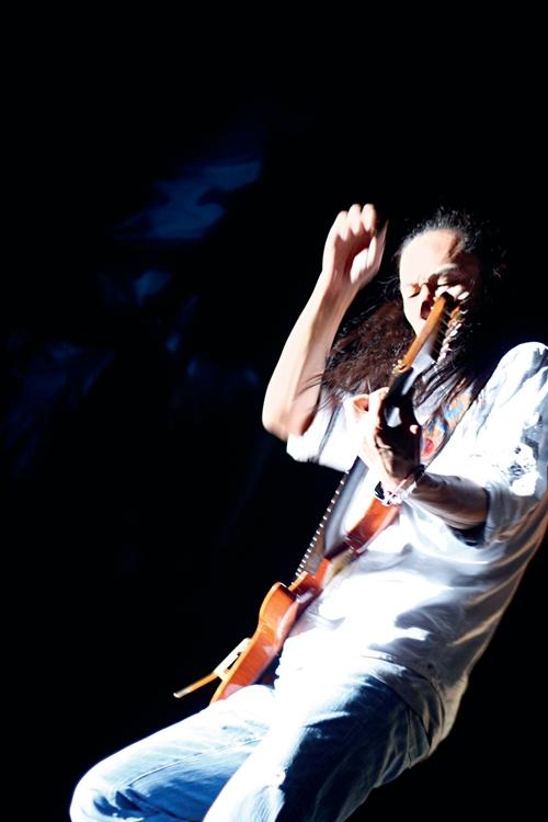 他曾是中国最著名的摇滚乐队唐朝的主音吉他手,淡出人们视线多年