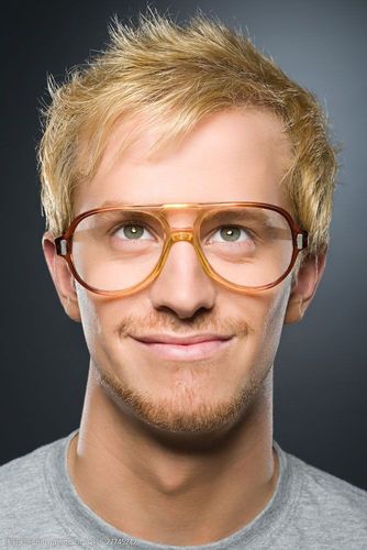 男士 男人 外国男人 模特 眼镜 镜框 黄头发 瞳孔 帅气 微笑 人物素材