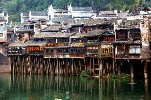 历史文化的竹结构建筑,如湖南湘西的吊脚楼,西南傣族的"干阑式"竹楼等