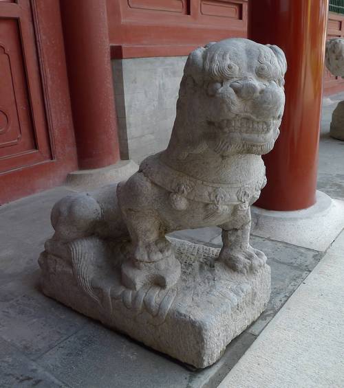 北京留存的元代石狮造型独特顽皮塌腰踩银锭