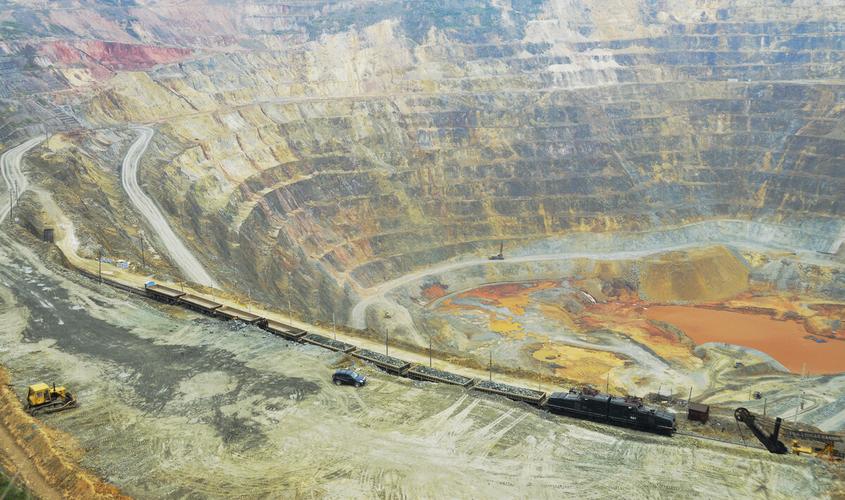 马鞍山南山矿,华东地区最大的露天矿坑.