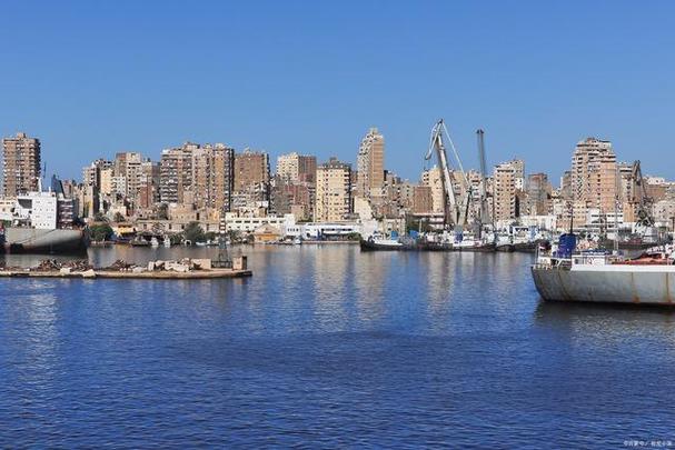 埃尔伊斯坎达里亚)是埃及第二大城市和最大港口,是埃及在地中海南岸的