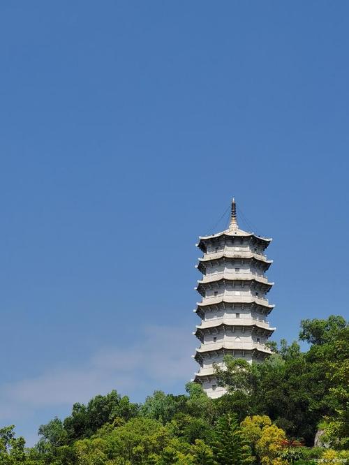 福建一座全身是白色的古塔,高约7层,是福州市的标志性建筑之一