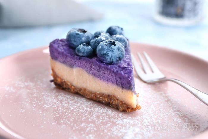 在盘子上的美味蓝莓芝士蛋糕切片, 特写