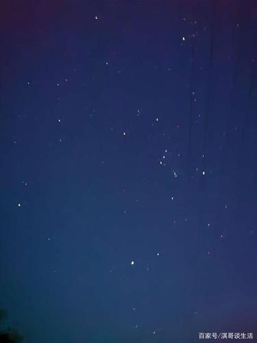几颗又大又亮的星星挂在夜空,仿佛是天上的人儿提着灯笼在巡视浩瀚的