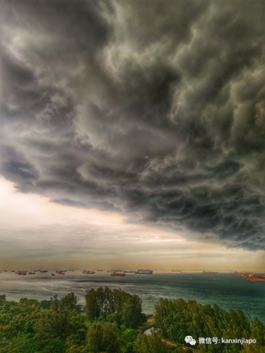新加坡的天空被黑色笼罩全岛公众看乌云密布冷风狂哮
