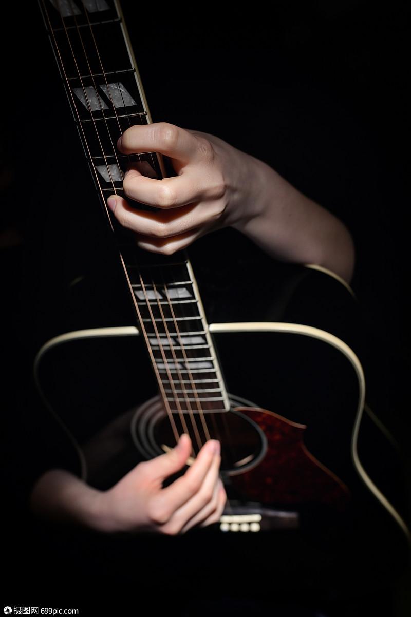 照片 生活方式 女人弹吉他,孤立黑色.jpg