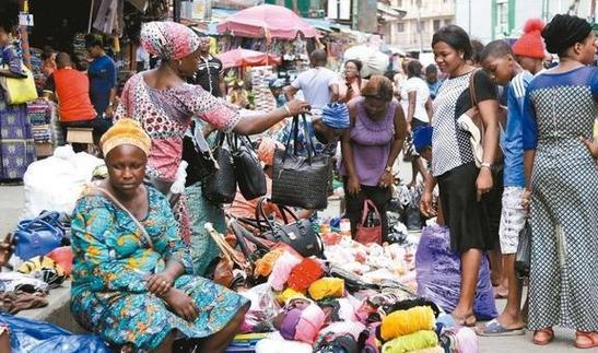 中国不要的二手衣,被非洲人当宝?一天收入20万,女士内衣需要抢|南南_