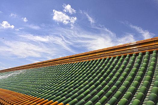 故宫宫殿屋顶上的绿色黄色琉璃瓦