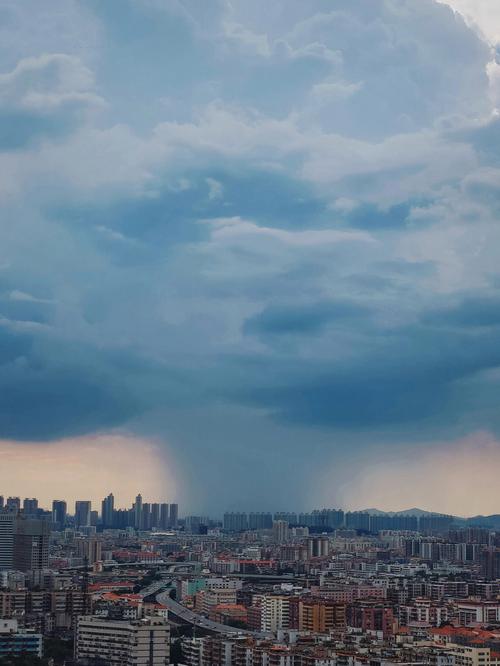 在广州遭遇罕见的暴雨云