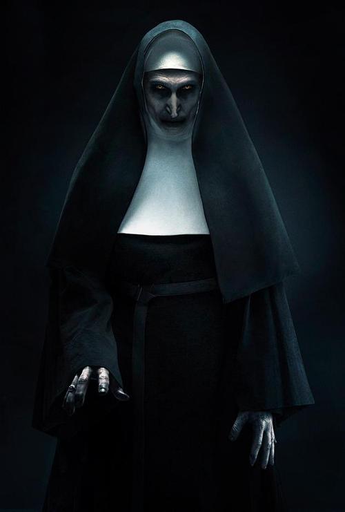 《修女》发布定妆照,在《招魂2》中有过亮相的修女造型邪恶恐怖,网友