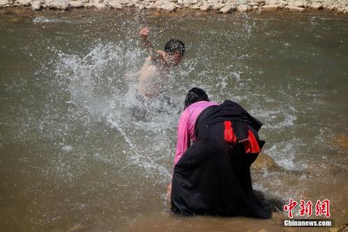 青海玉树藏族民众喜迎传统"沐浴节"
