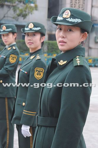 全军和武警部队军官和文职干部从11月1日起统一换发07式冬常服.