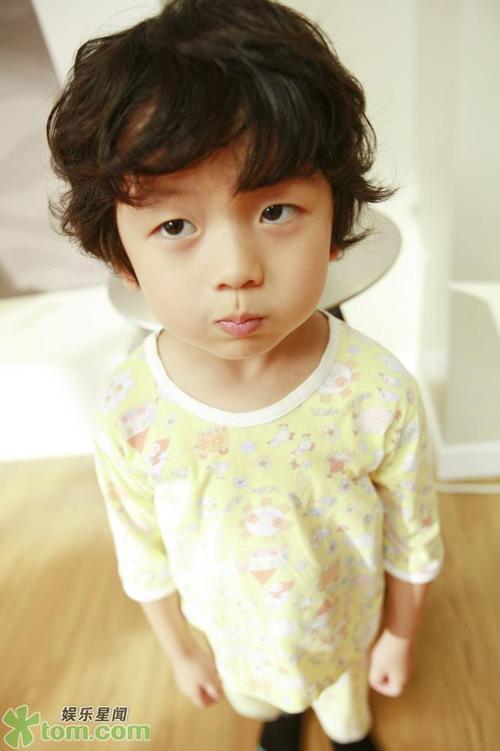 韩国可爱的小童星王锡玄有张站在马桶前的穿着睡衣的照片,求原图.