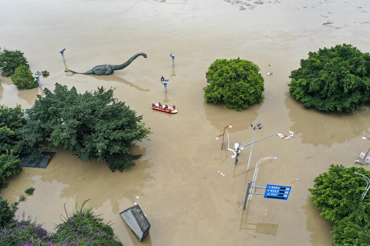 救援在被洪水漫过的街巷之间直击重庆长江嘉陵江抗洪一线