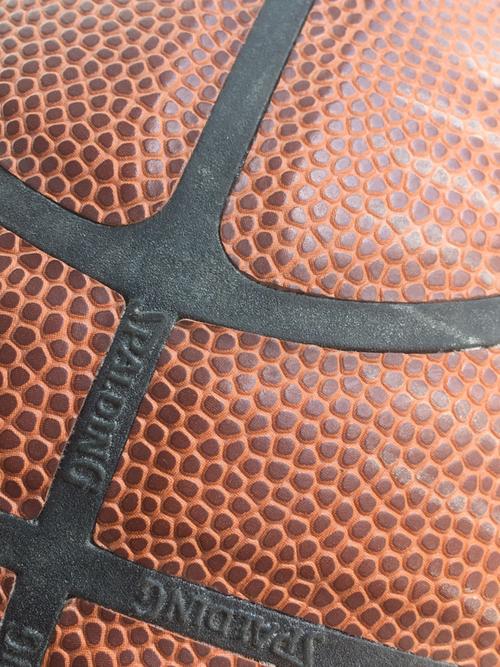 刚买的篮球黑条与球皮之间有微细的缝隙需要用胶水粘一下吗?