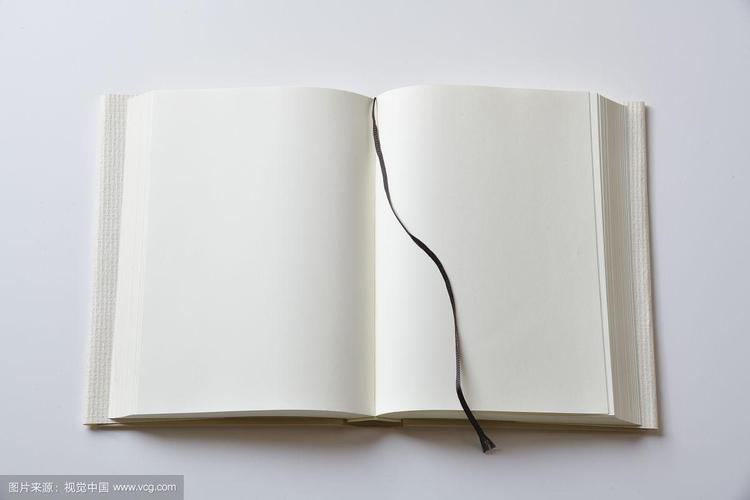翻开的书的空白页,封面在白色背景上