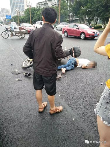 南充:滨江北路发生车祸,一骑摩托车男子不幸死亡