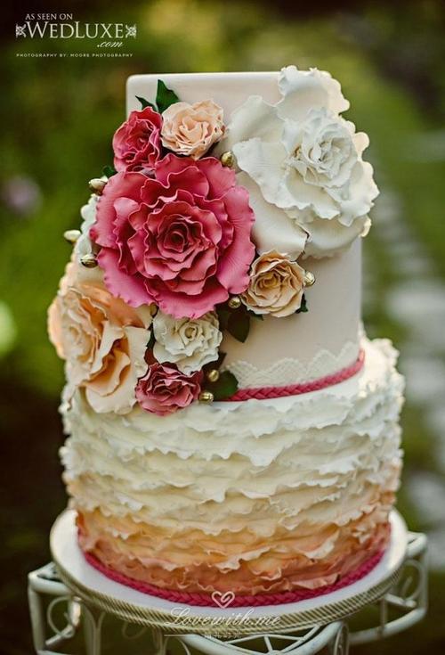 花瓣装饰的翻糖婚礼蛋糕,不管是鲜花装饰还是用软糖.