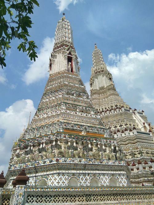 郑王庙标志性的大乘舍利塔,素有"泰国埃菲尔铁塔"的美称.