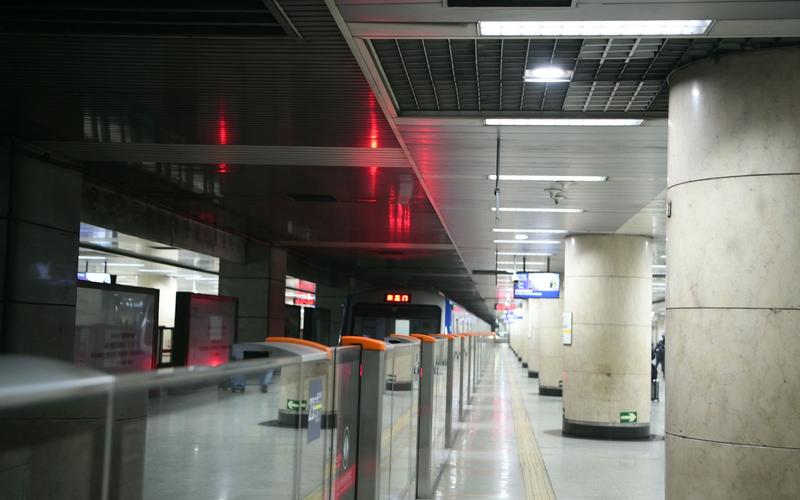 北京地铁13号线h432号列车东直门站进入折返线