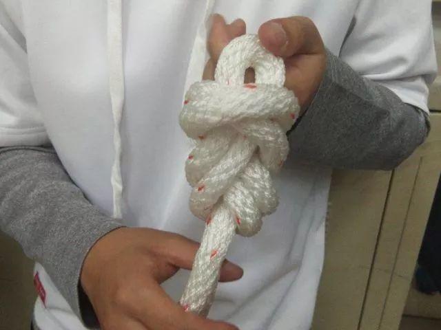 讲师为大家讲解了12种结绳,连续单结,缠绕止滑结,渔人结,手铐结等等