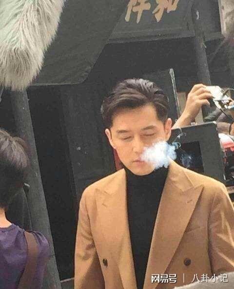 此前靳东小地摊吃早点被粉丝偶遇,看他抽烟就很自然而然.