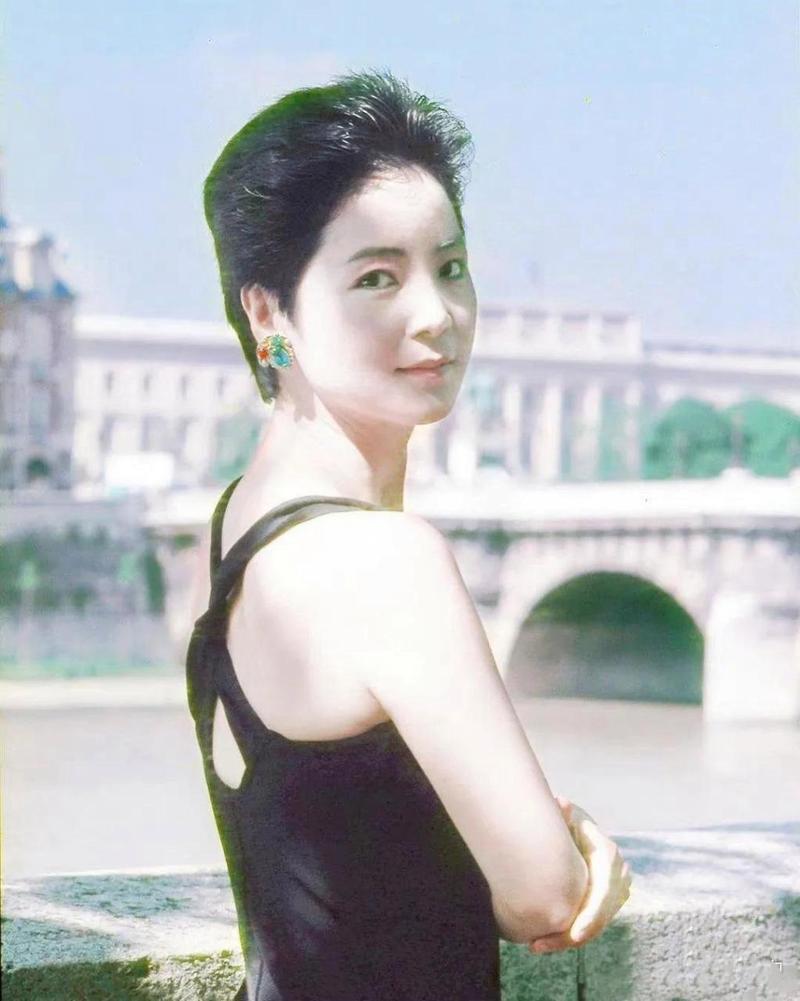 1987年,邓丽君在法国巴黎留下了一张珍贵的照片.