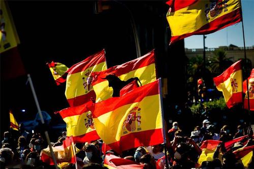 西班牙庆祝国庆节民众身披国旗上街超热情