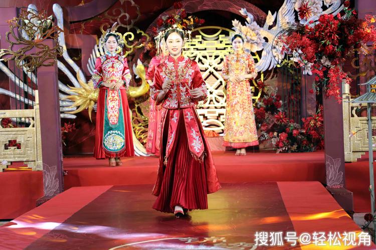 安徽芜湖中式婚礼大秀精彩上演美女模特穿新娘合服登t台靓眼走秀