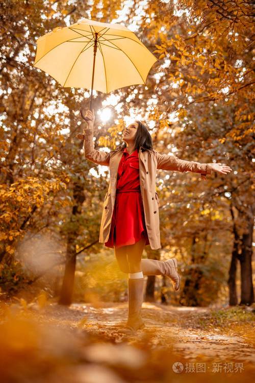 年轻女子在阳光明媚的秋天公园散步照片-正版商用图片1sewr8-摄图新