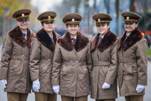 15 罗马尼亚举行年度阅兵 受阅女兵亮眼