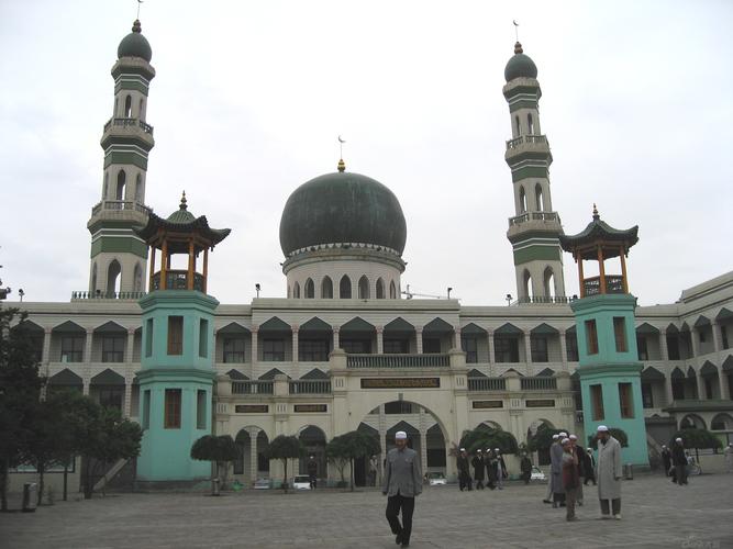 从清真寺院内看1998年新建的大门.