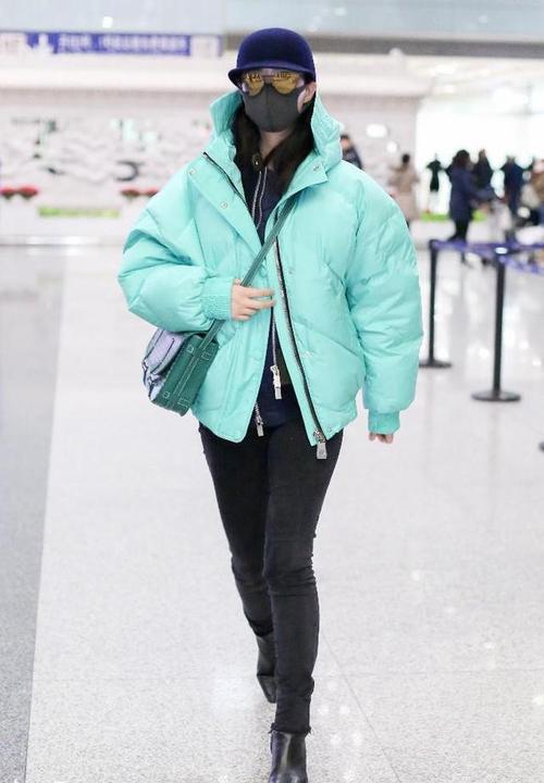 35岁蒋欣现身机场,蓝色羽绒服穿出少女感,网友:咋瘦了这么多?
